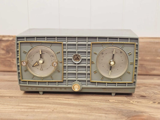 Vintage RCA Victor Deluxe Clock Radio *Radio Works*