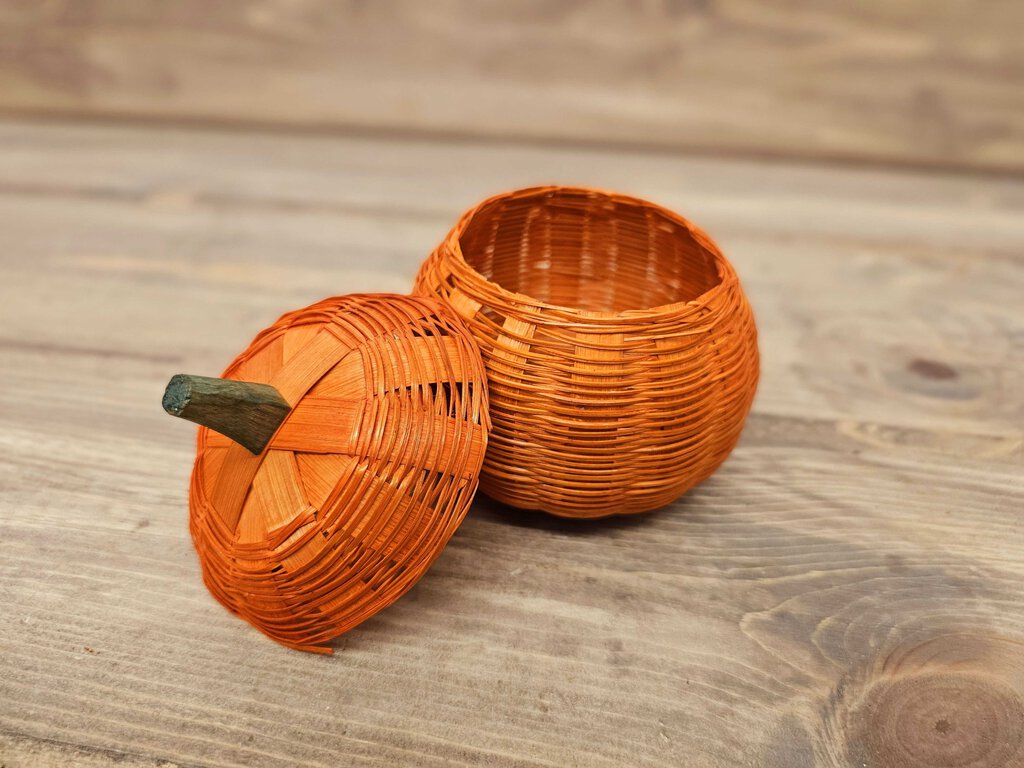 Vintage Orange wicker pumpkin basket w/lid