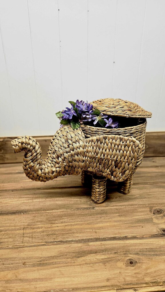 Wicker elephant
